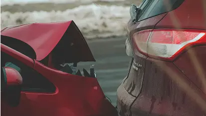 Risarcimento danni per tamponamento, chi paga? Chi tampona ha sempre torto?